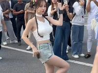 星空体育APP-冯提莫素颜逛街被抓拍，又老又黑秒变大妈，网友：美颜太强大了的简单介绍