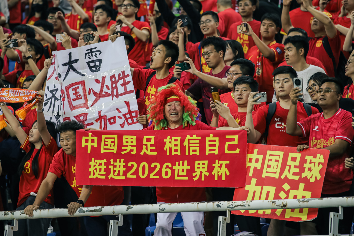 中国足球运动员在赛场上勇猛作战