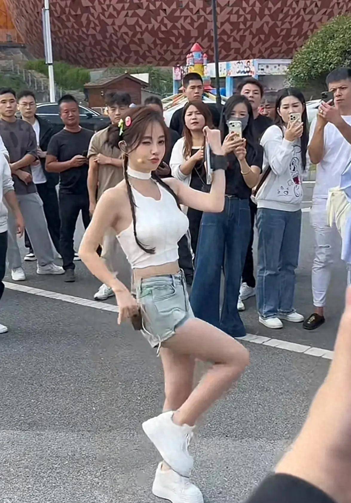 冯提莫素颜逛街被抓拍，又老又黑秒变大妈，网友：美颜太强大了的简单介绍
