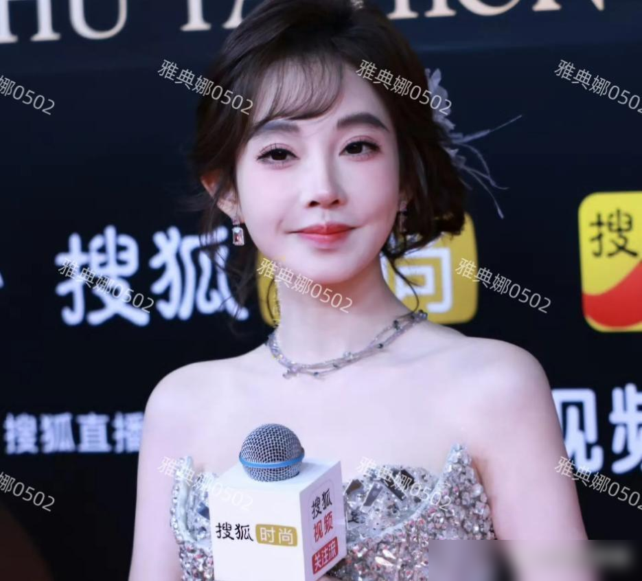 冯提莫素颜逛街被抓拍，又老又黑秒变大妈，网友：美颜太强大了的简单介绍